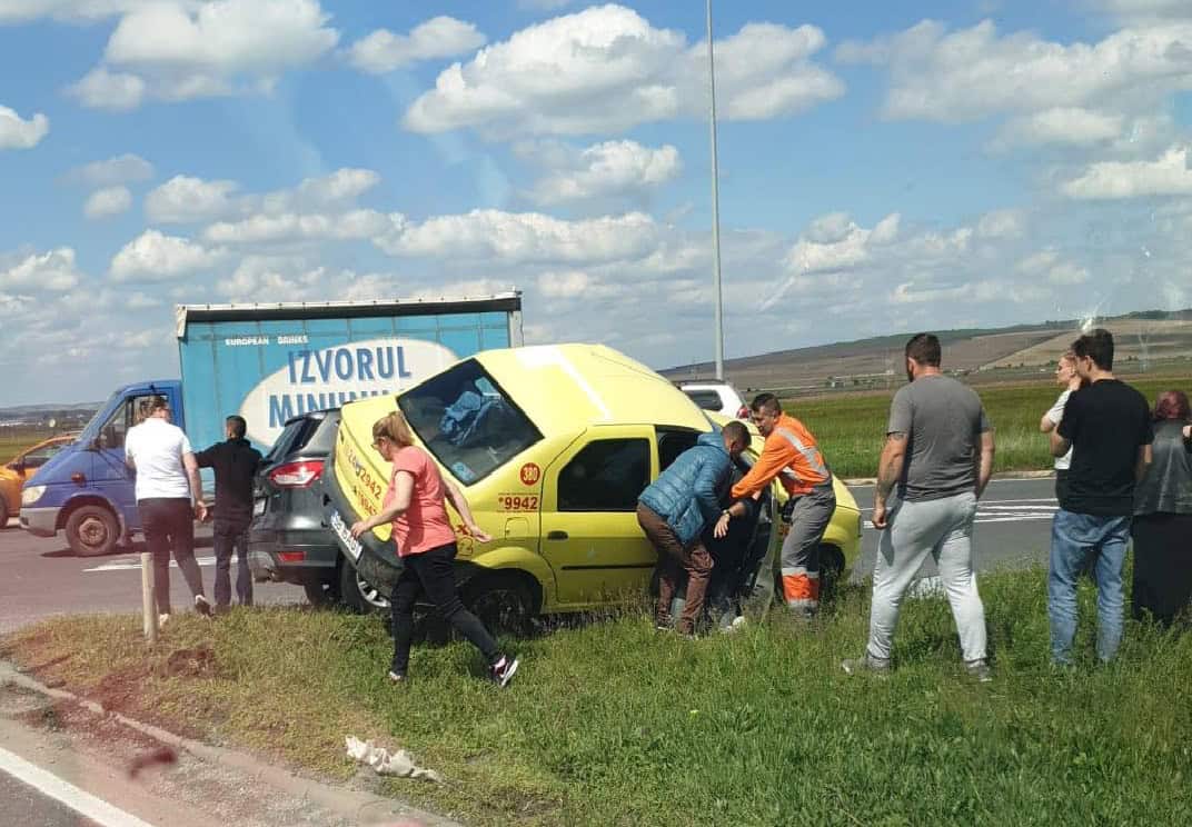 update accident pe drumul hoților. un taxi a ajuns în afara carosabilului (foto)