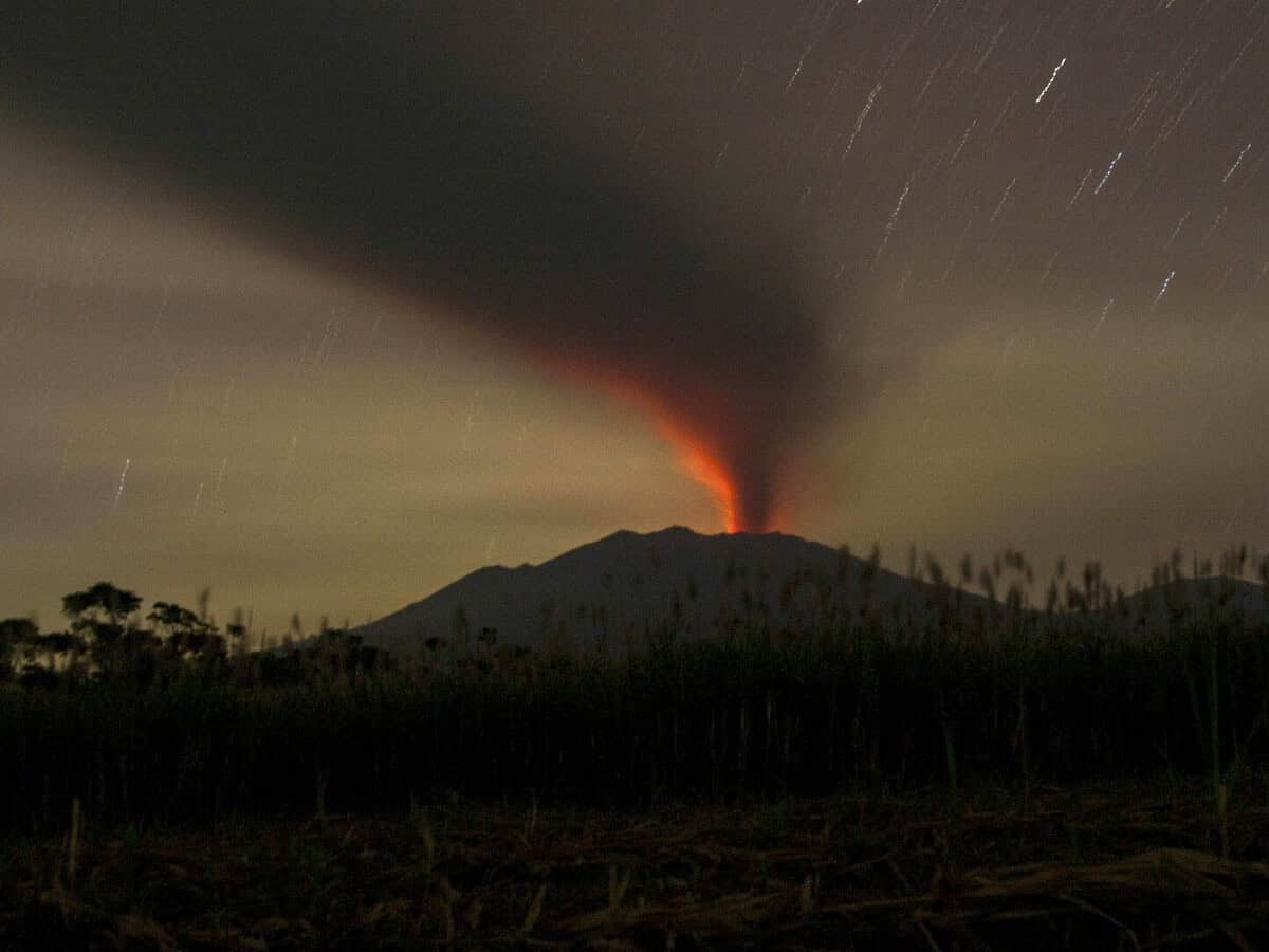 erupția unui vulcan a dat traficul aerian peste cap. mii de oameni, evacuați de teama unui tsunami