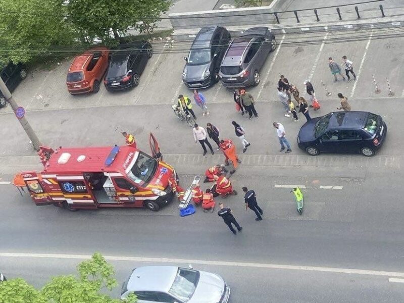 sibian preluat de o ambulanță smurd după ce a căzut cu trotineta pe strada semaforului