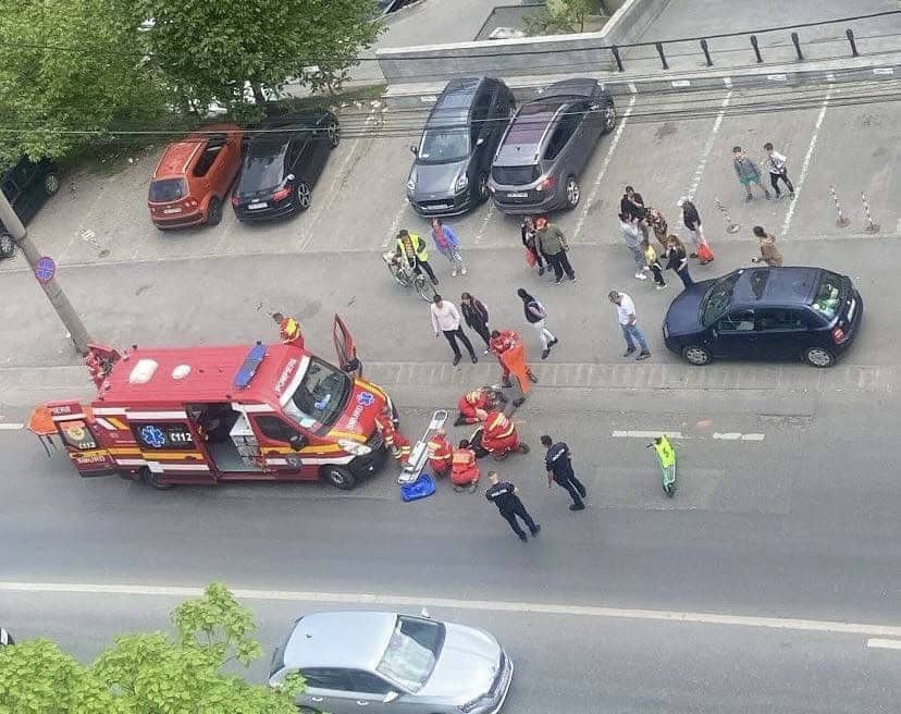 sibian preluat de o ambulanță smurd după ce a căzut cu trotineta pe strada semaforului