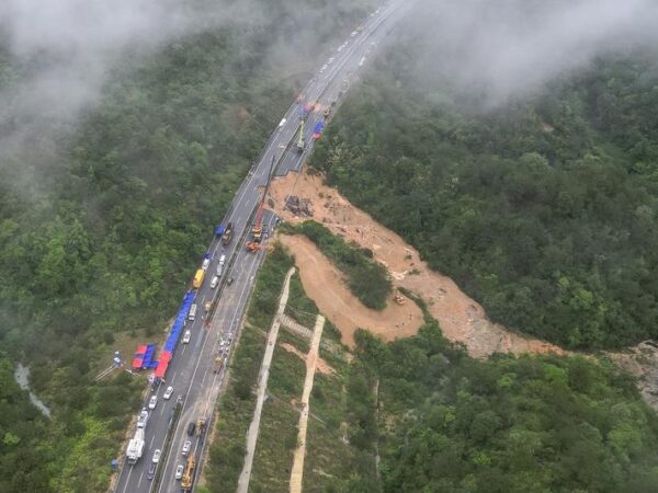 o autostradă din china s-a prăbușit. aproape 40 de persoane au murit (video)
